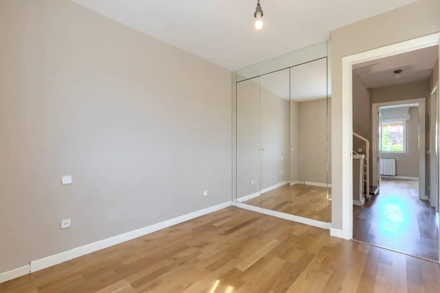 Habitación de Casa adosada en venta en Ciudalcampo con Aire acondicionado, Calefacción y Jardín privado