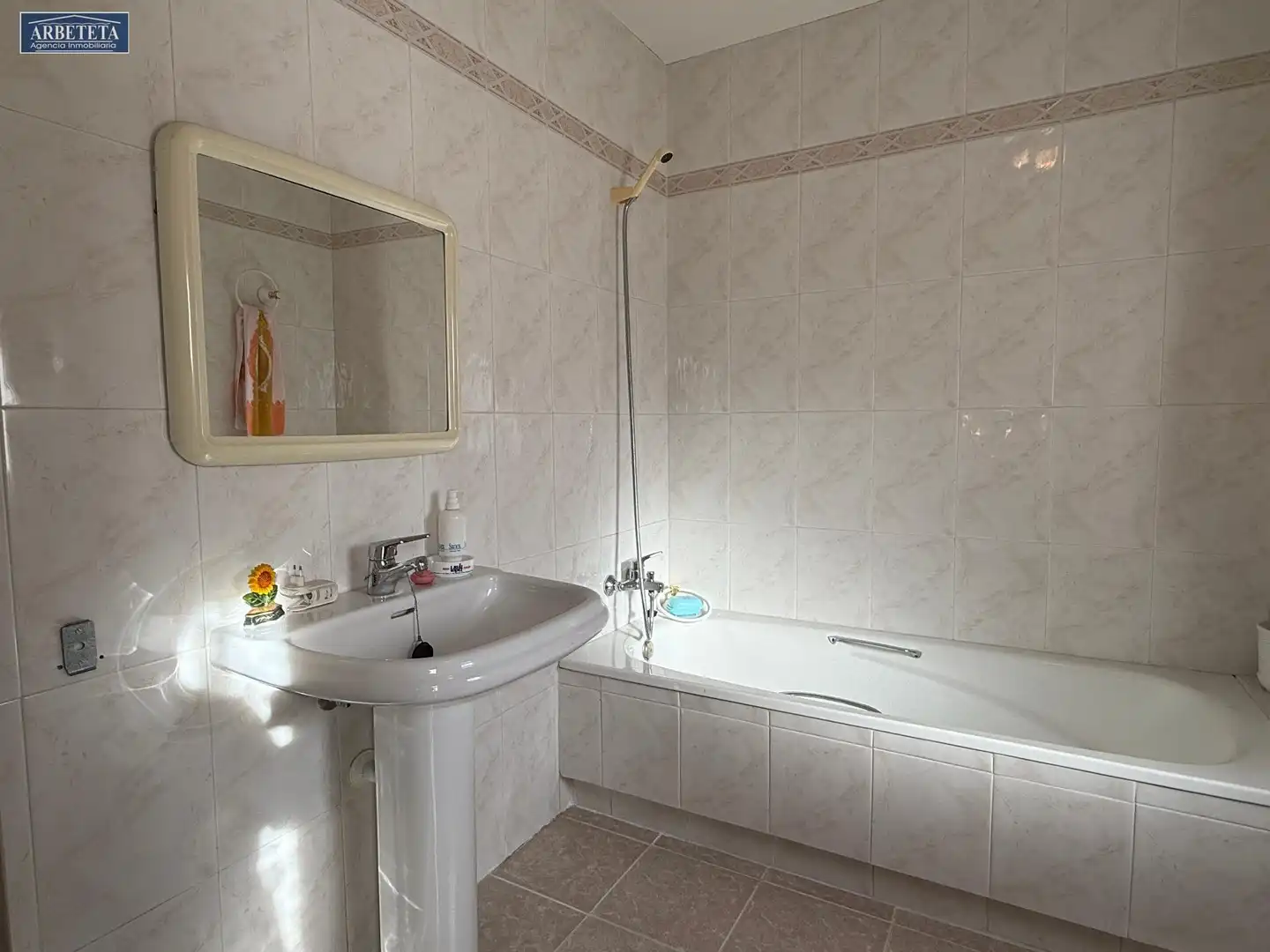 Badezimmer von Einfamilien-Reihenhaus zum Verkauf in Guadalajara mit Heizung, Parkett und Terrasse