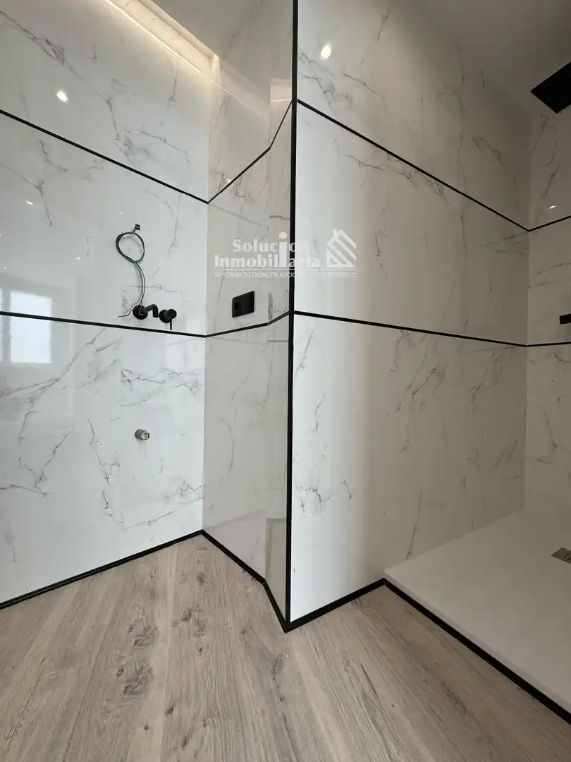 Baño de Ático en venta en Salamanca con Calefacción y Terraza
