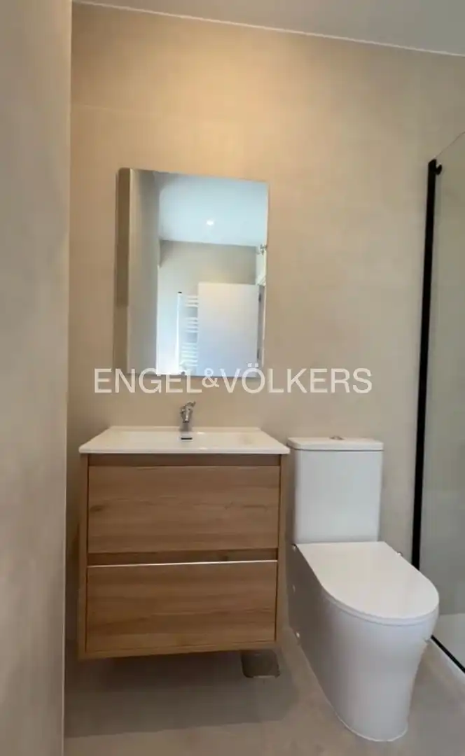 Bany de Apartament de lloguer en Madrid amb Aire condicionat, Calefacció i Parquet