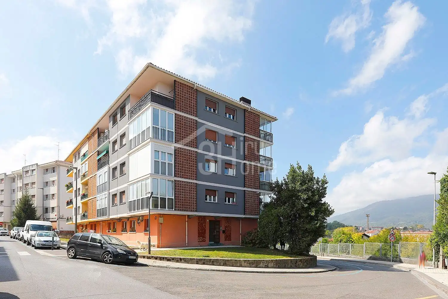 Vista exterior de Pis en venda en Irun  amb Calefacció, Terrassa i Traster