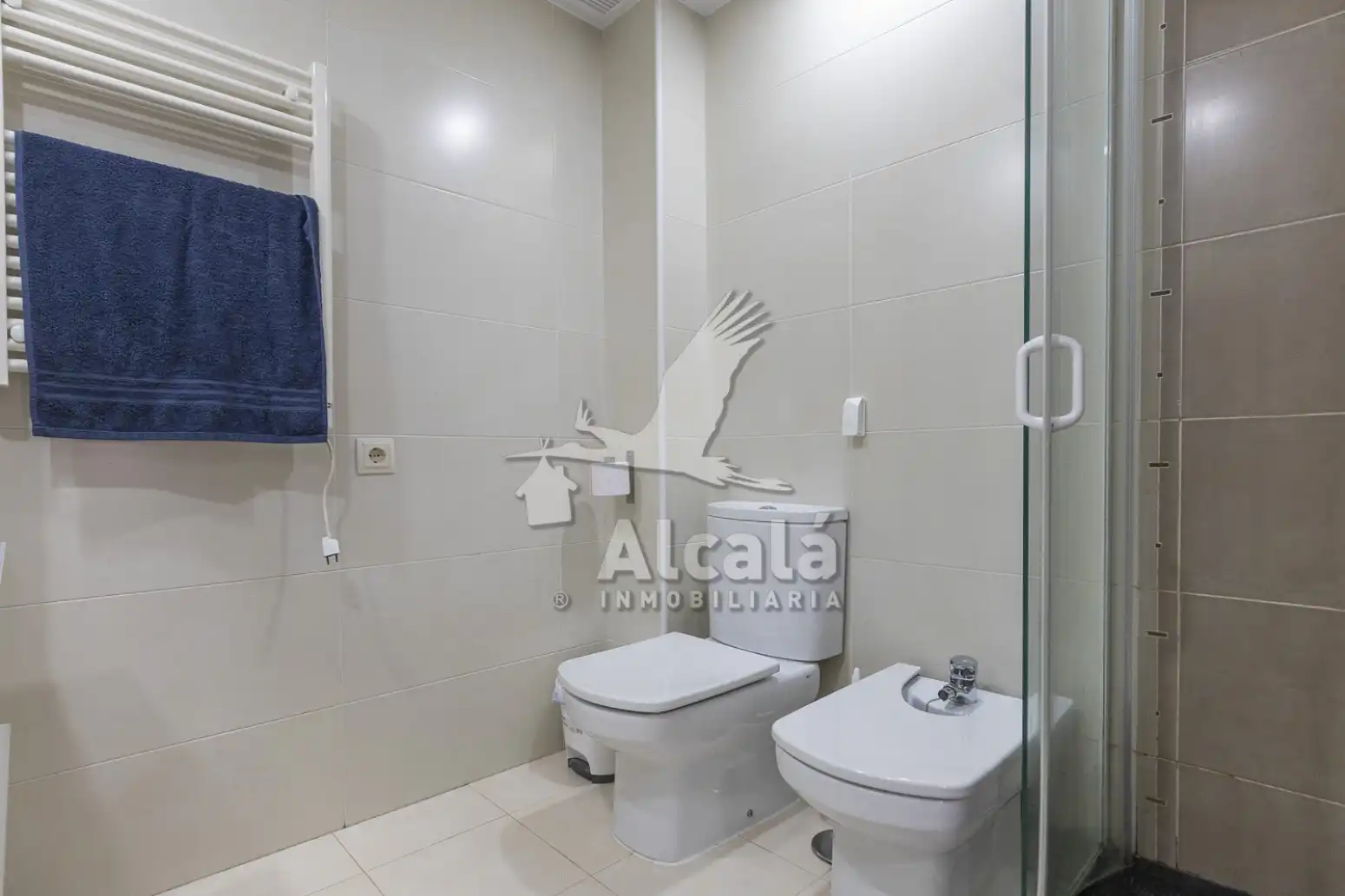 Baño de Piso en venta en Alcalá de Henares con Aire acondicionado, Calefacción y Jardín privado