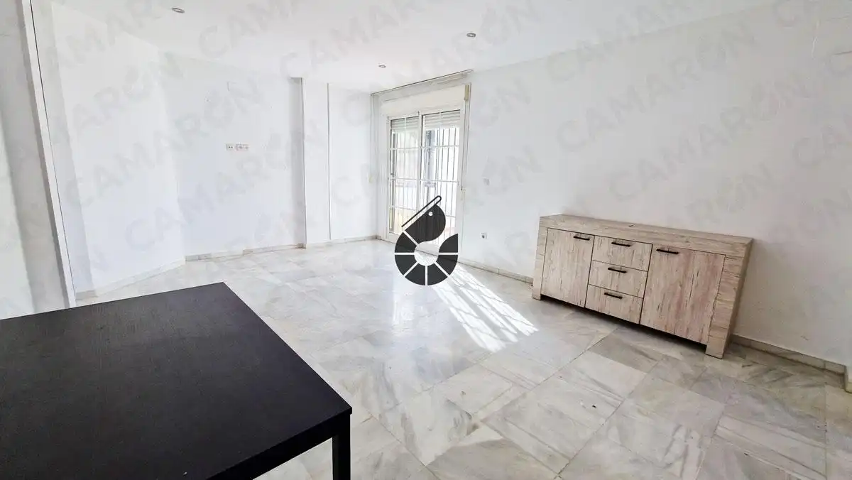 Sala d'estar de Casa adosada en venda en Coria del Río amb Jardí privat, Terrassa i Alarma