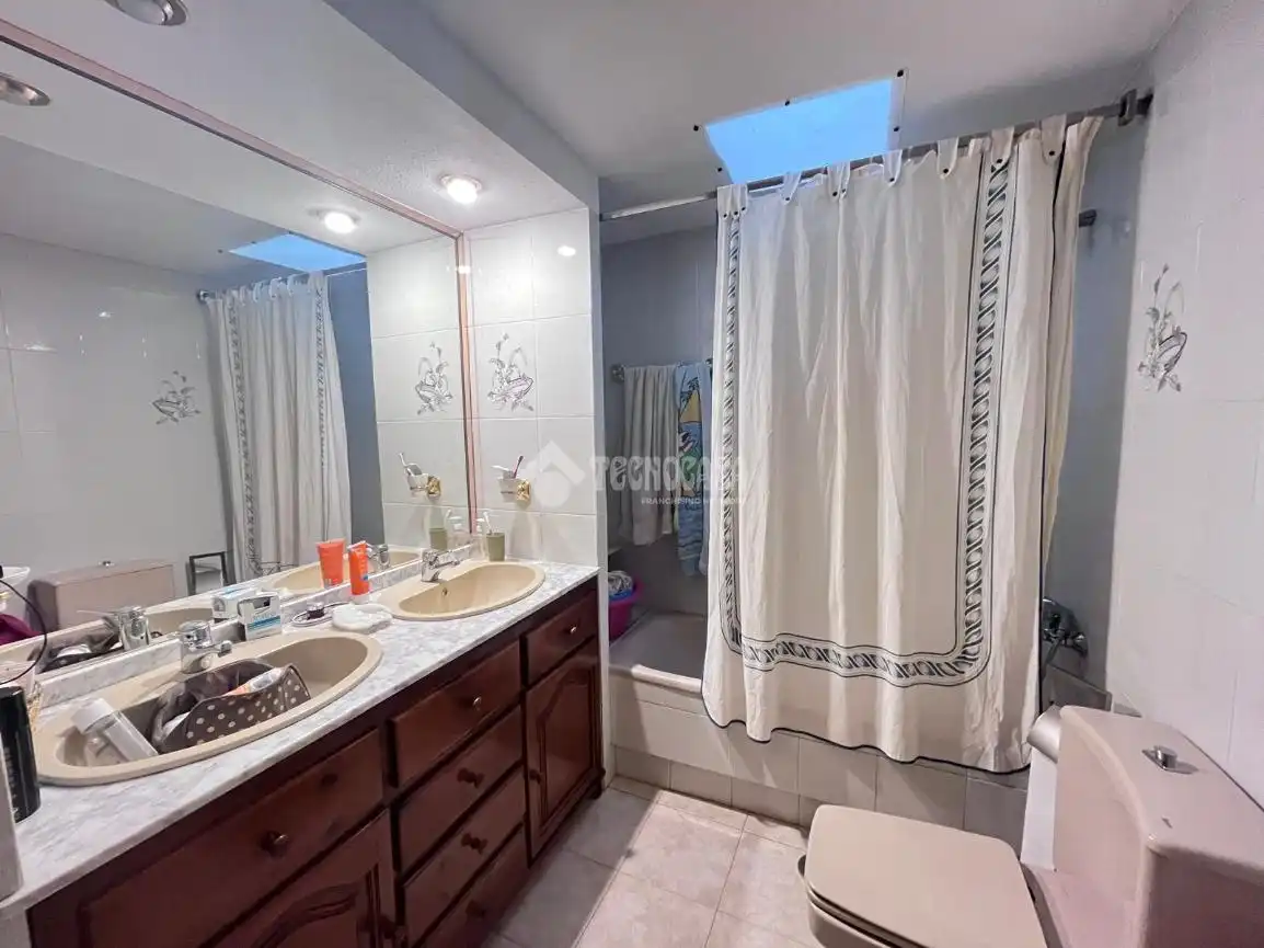 Baño de Casa o chalet en venta en Los Navalmorales con Aire acondicionado, Calefacción y Amueblado