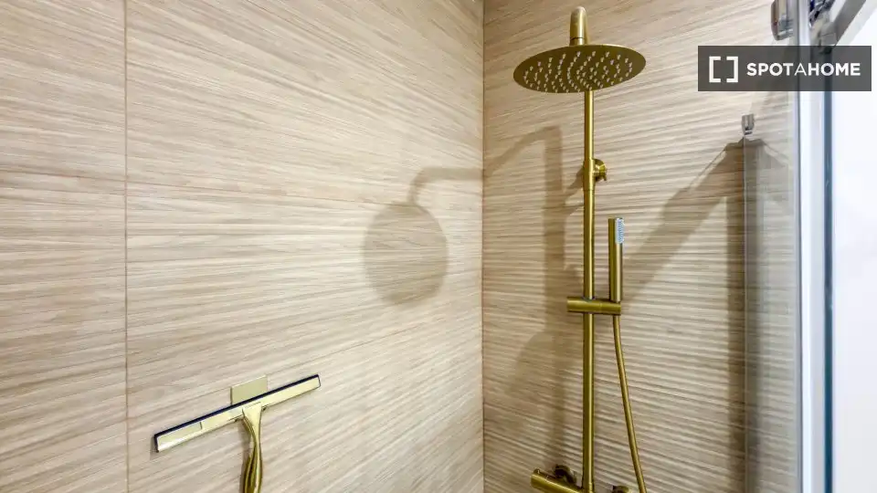 Bathroom of Flat for rent in Barcelona  with Air Conditioner, Heating and Furnished
