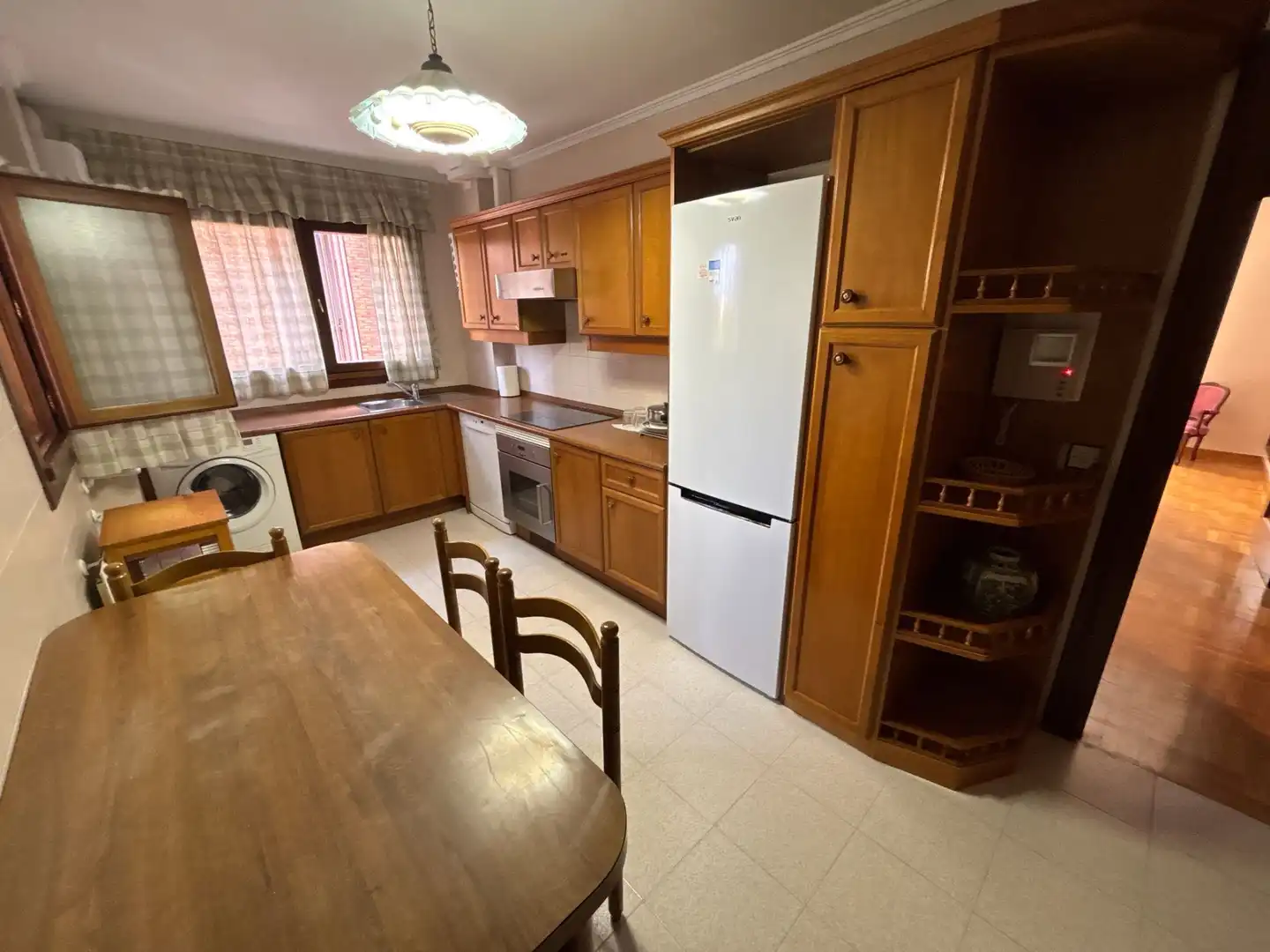 Cocina de Piso de alquiler en Oviedo  con Calefacción, Parquet y Amueblado