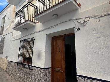 Casa aparellada amb balcó en venda a Benamargosa