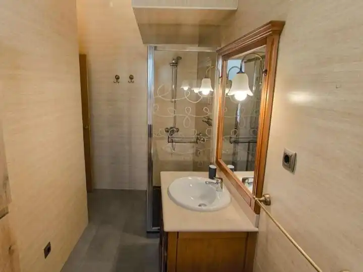 Badezimmer von Dachboden zur Miete in  Madrid Capital mit Klimaanlage, Terrasse und Balkon