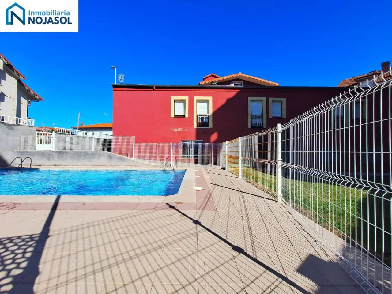 Piscina de Apartament en venda en Noja amb Calefacció, Terrassa i Moblat