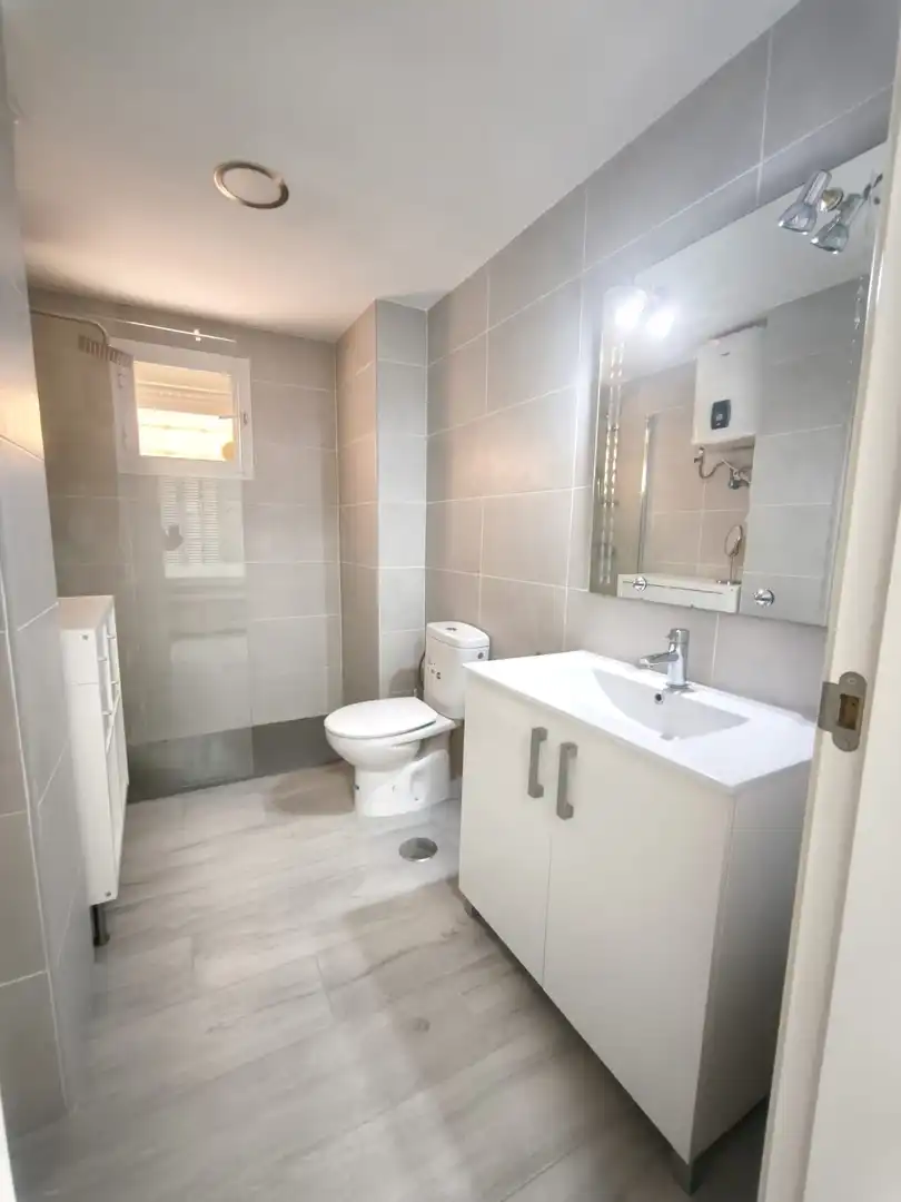 Baño de Piso de alquiler en Sevilla con Aire acondicionado, Calefacción y Amueblado
