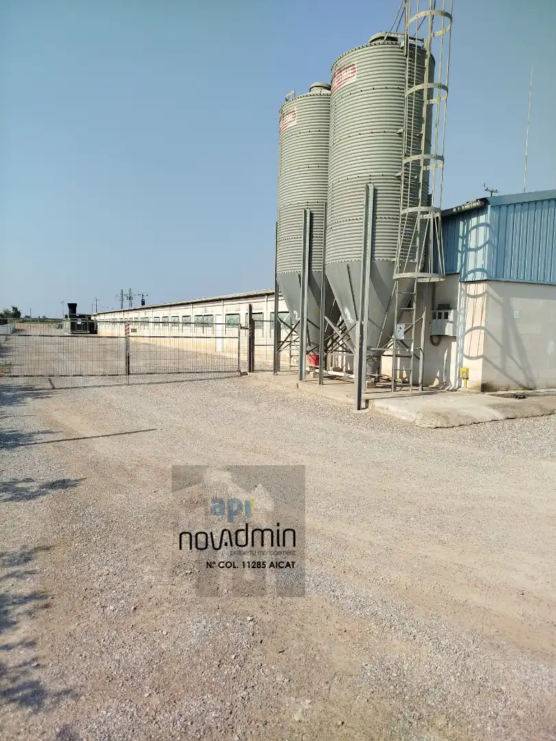 Außenansicht von Fabrikhallen zum Verkauf in El Poal mit Heizung und Alarm