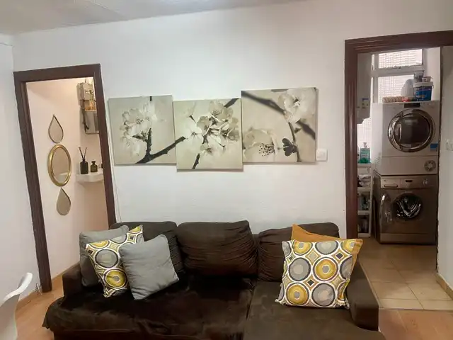 Sala de estar de Piso en venta en L'Hospitalet de Llobregat con Parquet y Amueblado