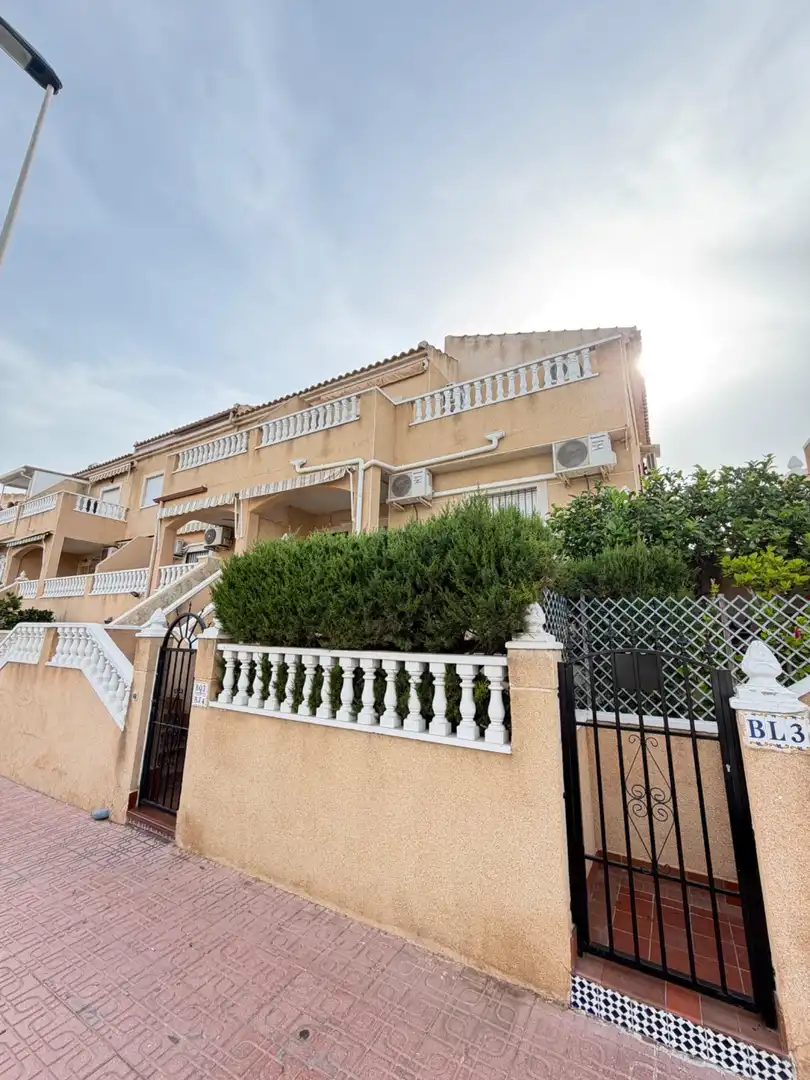 Vista exterior de Apartamento en venta en Torrevieja con Aire acondicionado, Balcón y Piscina comunitaria