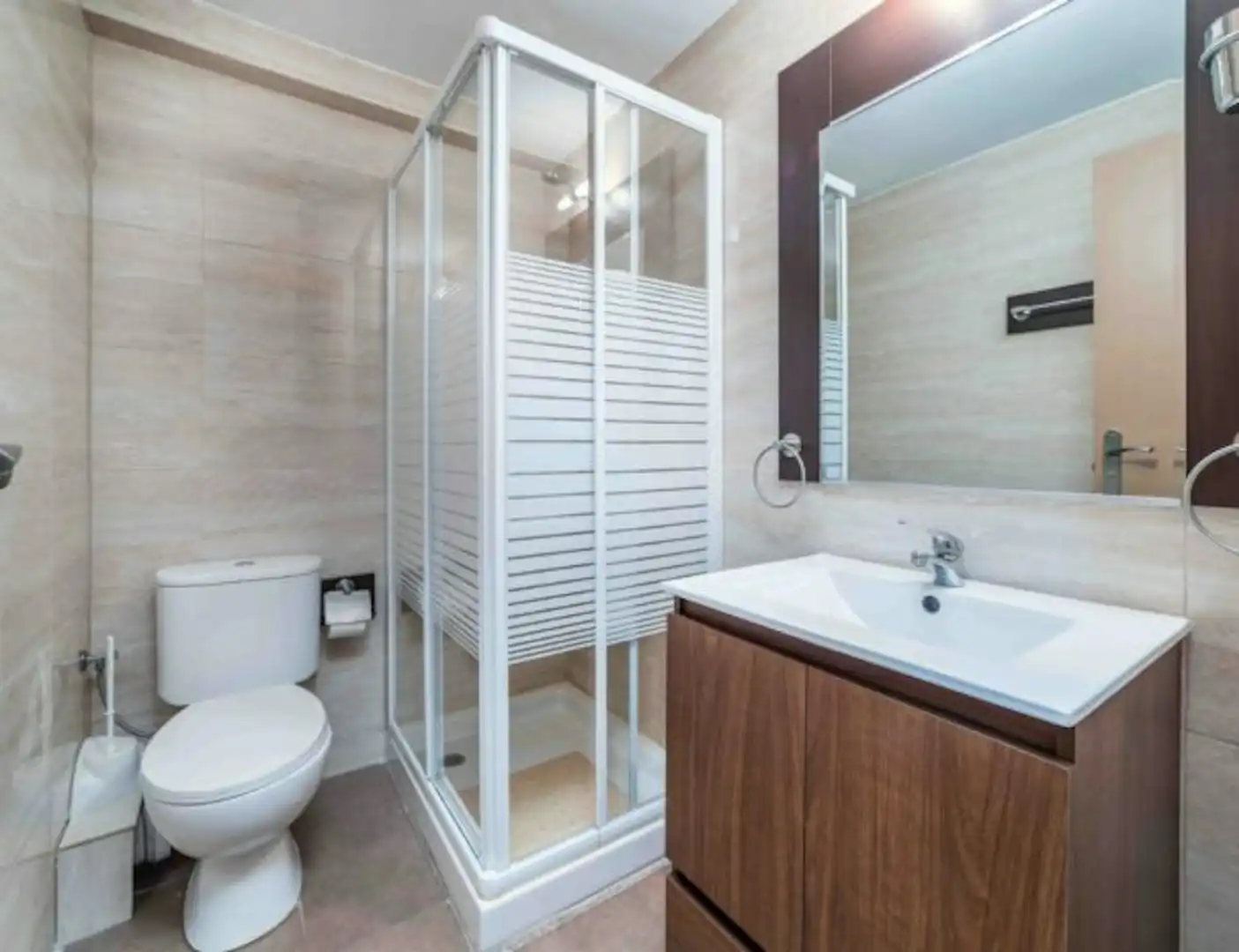 Bathroom of Flat for share in Valencia  with Washing machine and Internet