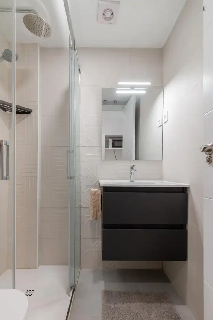 Bany de Apartament per a compartir en Villanueva de la Cañada amb Aire condicionat, Calefacció i Moblat