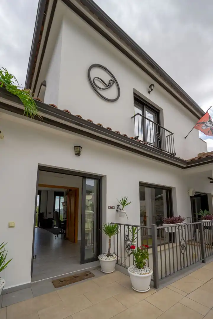 Vista exterior de Casa o xalet en venda en Casarabonela amb Calefacció, Jardí privat i Terrassa