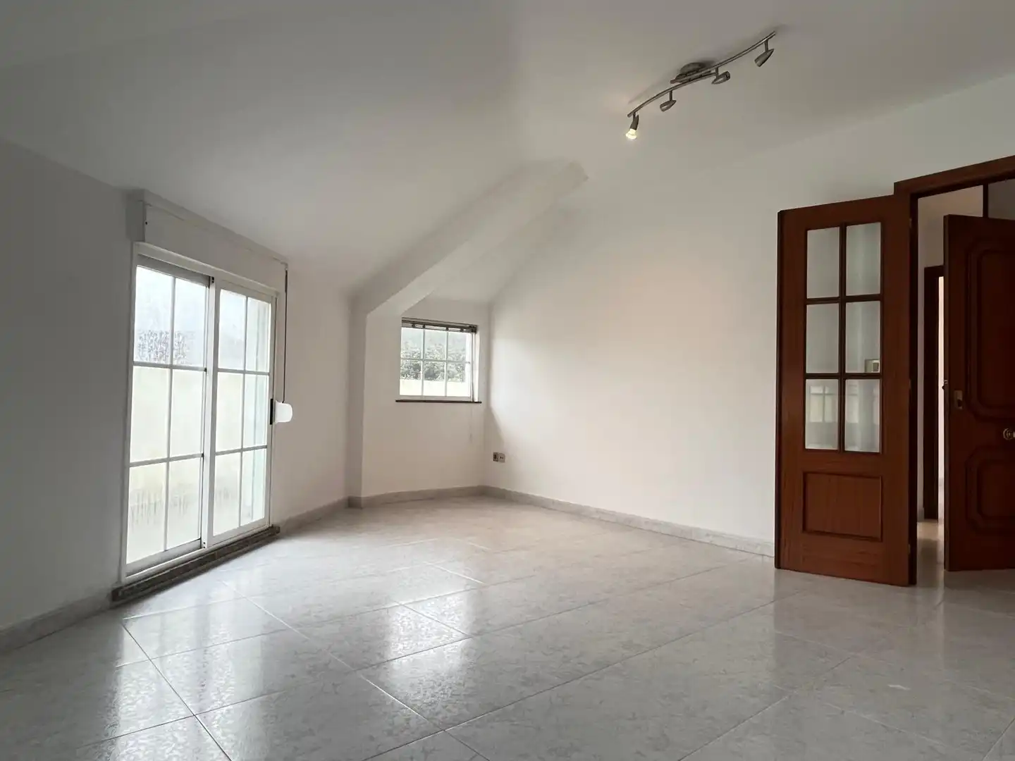 Schlafzimmer von Dachboden zum Verkauf in Porto do Son mit Terrasse und Abstellraum