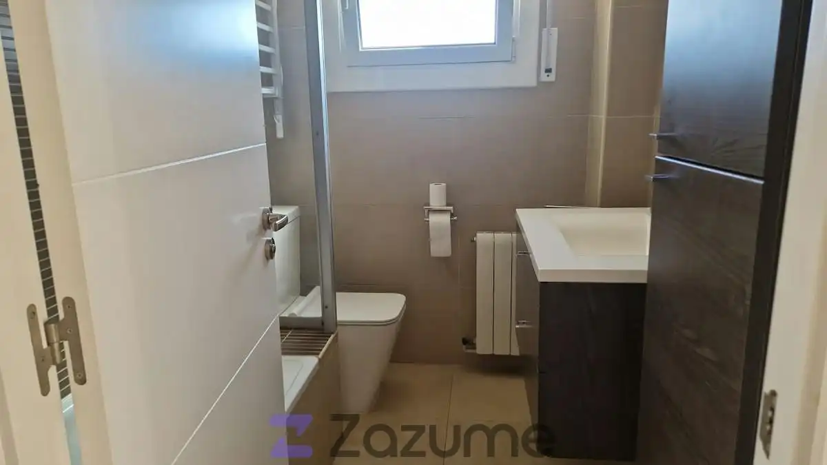 Baño de Piso de alquiler en Terrassa con Aire acondicionado, Calefacción y Horno