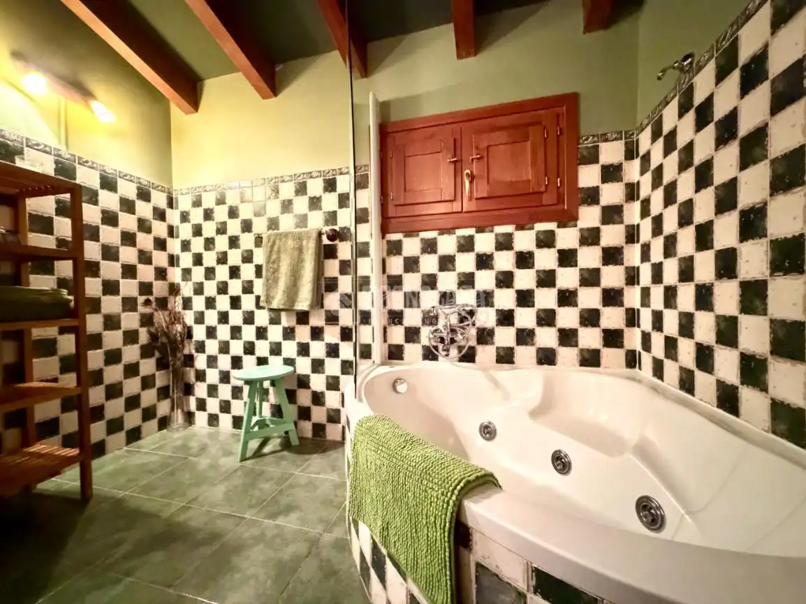 Bany de Casa o xalet en venda en Sigüenza amb Calefacció, Jardí privat i Terrassa