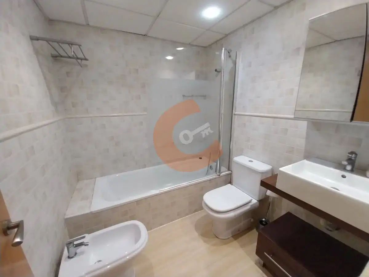 Bathroom of Flat for sale in El Vendrell  with Air Conditioner, Heating and Parquet flooring