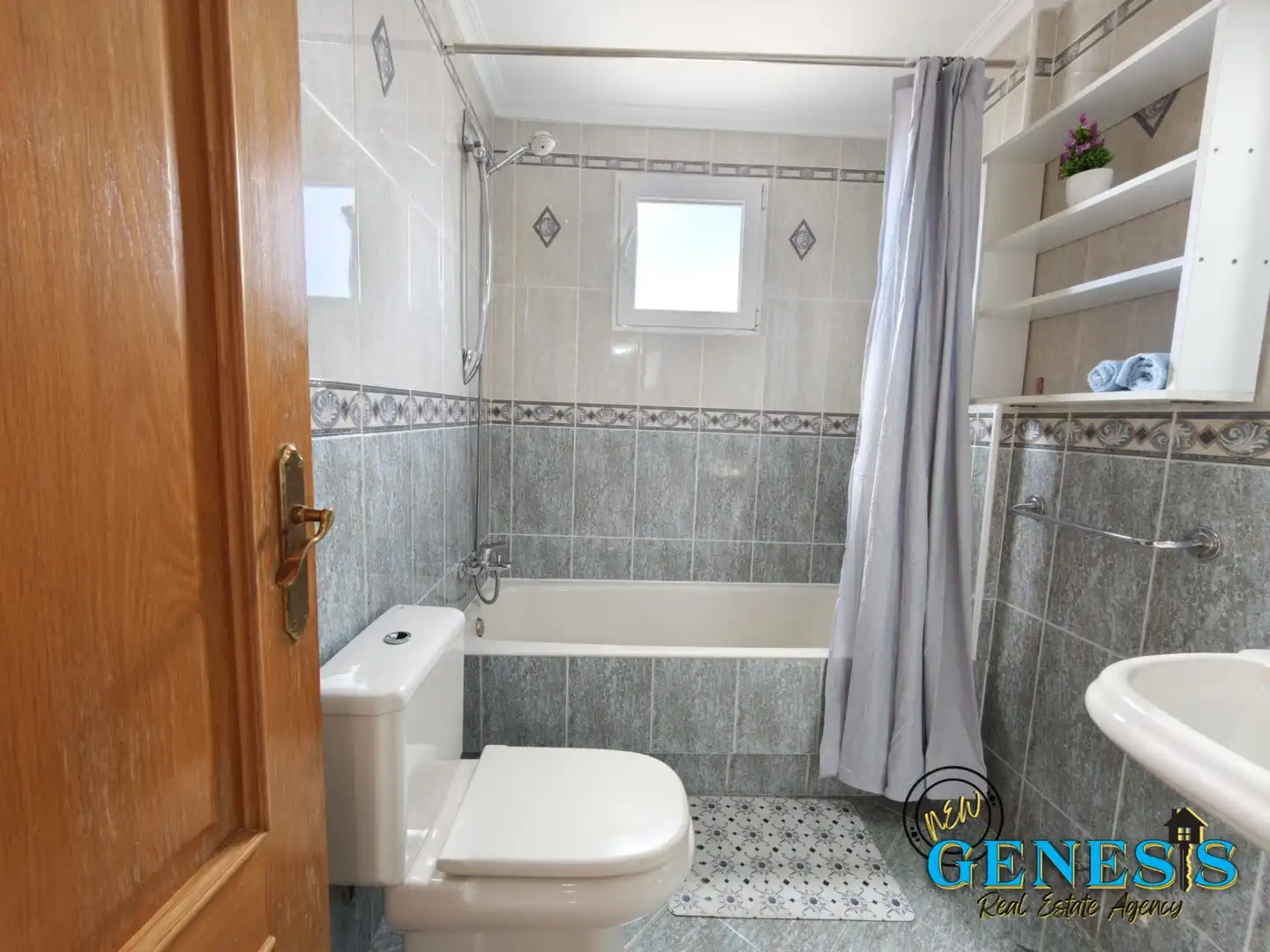 Bany de Apartament en venda en Torrevieja amb Moblat, Rentadora i Balcó