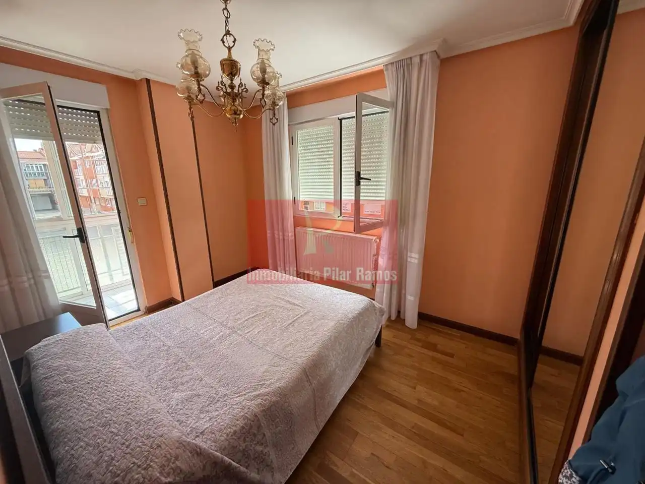 Dormitori de Pis en venda en León Capital  amb Calefacció, Parquet i Terrassa