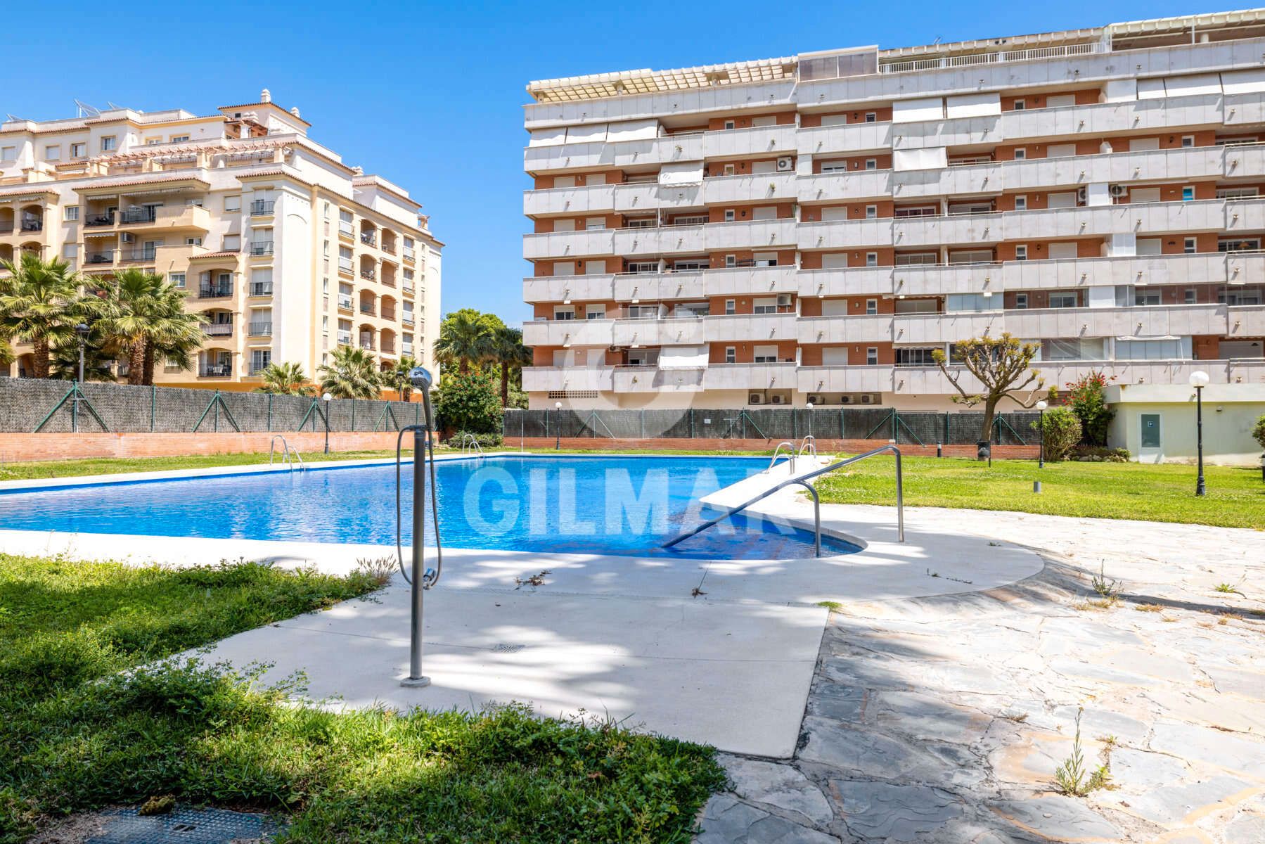 Vista exterior de Apartament en venda en Estepona amb Terrassa i Piscina comunitària