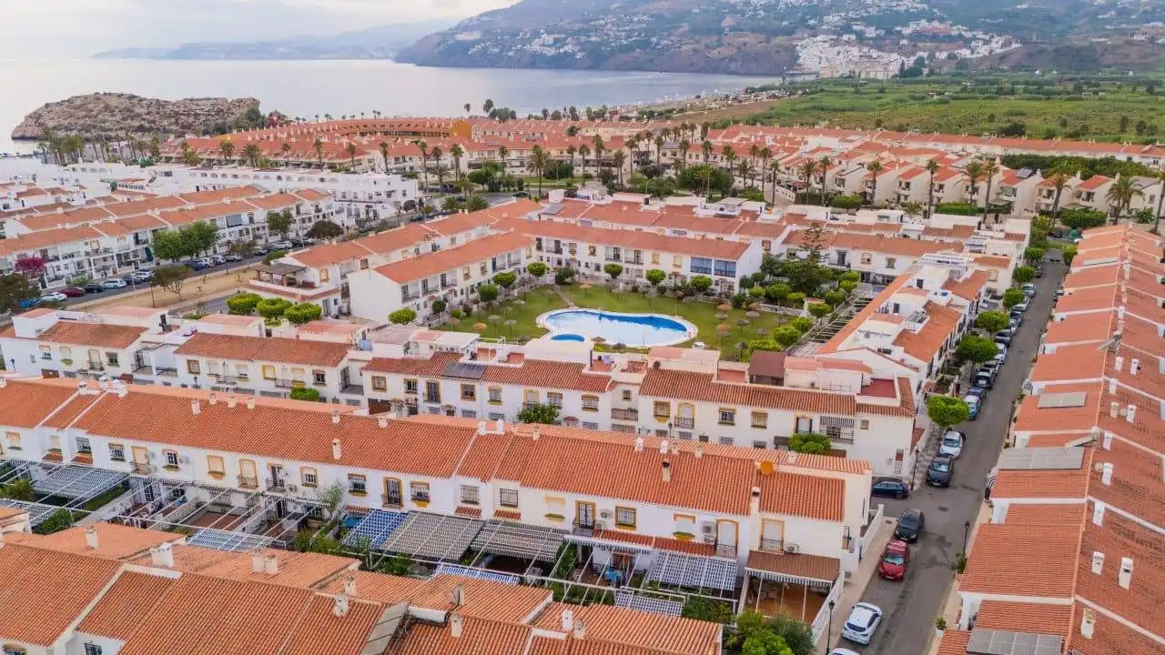 Vista exterior de Casa o xalet en venda en Salobreña amb Aire condicionat, Terrassa i Piscina comunitària