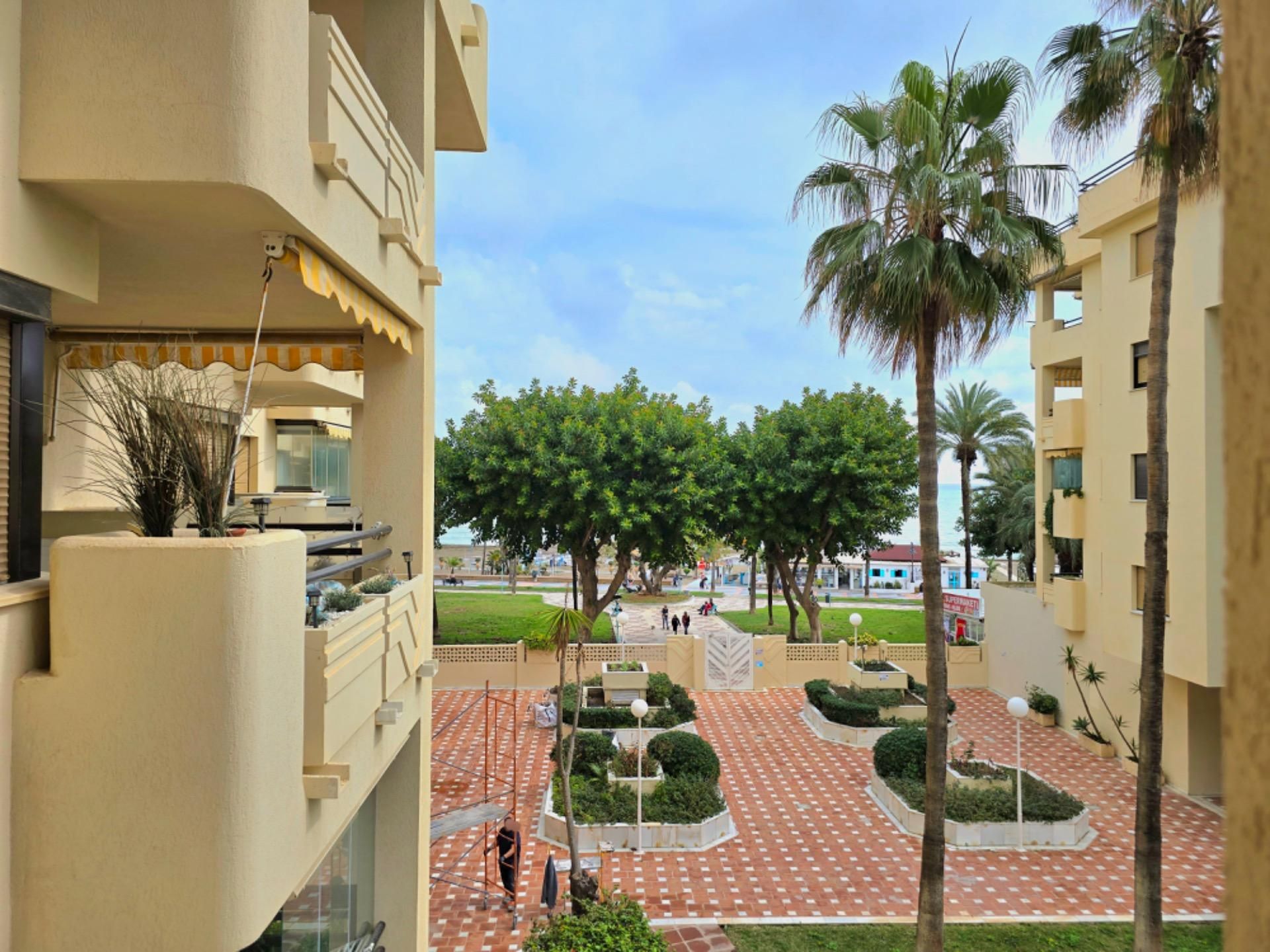 Vista exterior de Pis en venda en Torremolinos amb Aire condicionat, Calefacció i Jardí privat
