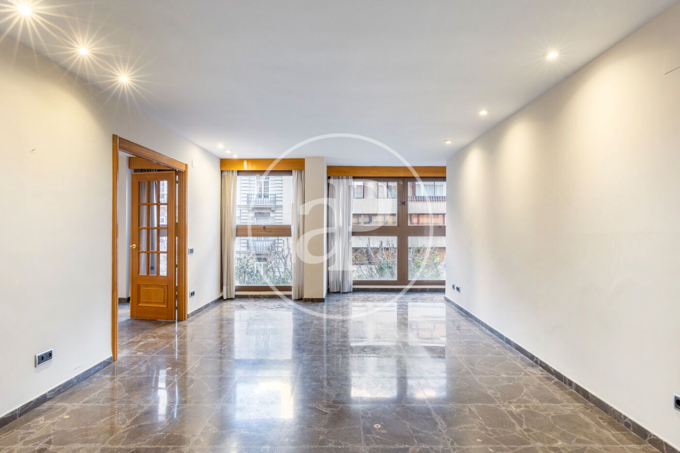 Flat for sale in  Valencia Capital  with Air Conditioner and Heating