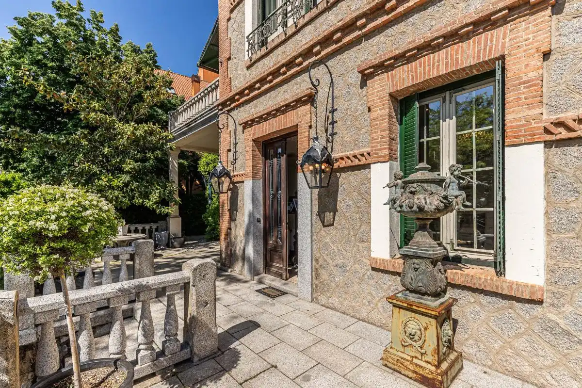 Exterior view of Houses for sale in San Lorenzo de El Escorial  with Air Conditioner, Heating and Private garden