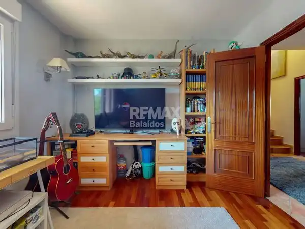 Casa adosada en venta en Vigo  con Calefacción, Jardín privado y Terraza