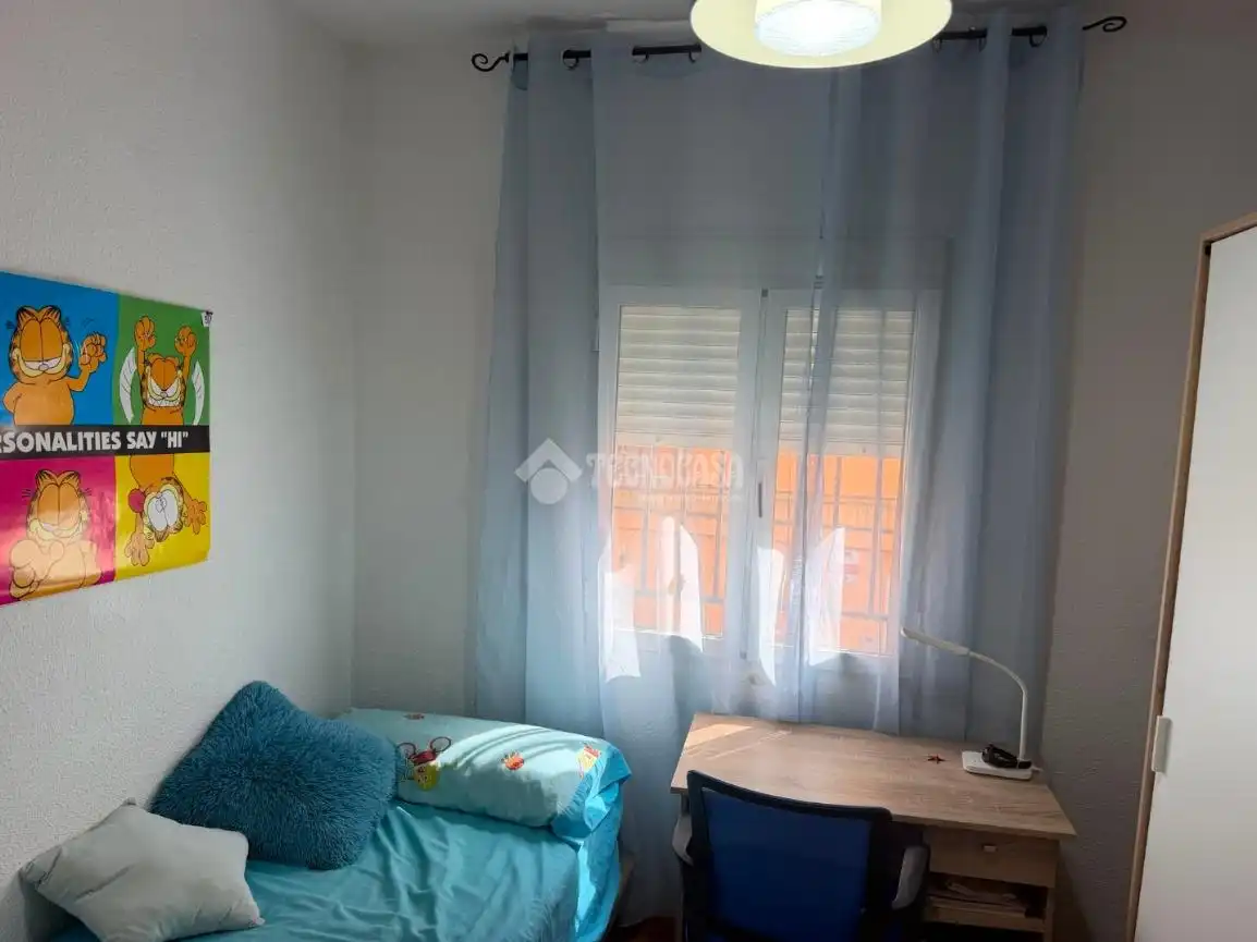 Dormitori de Pis en venda en Jaén amb Aire condicionat, Moblat i Balcó