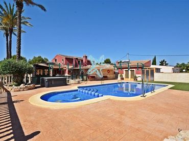 Villa con piscina in vendita a CASA COLORÁ
