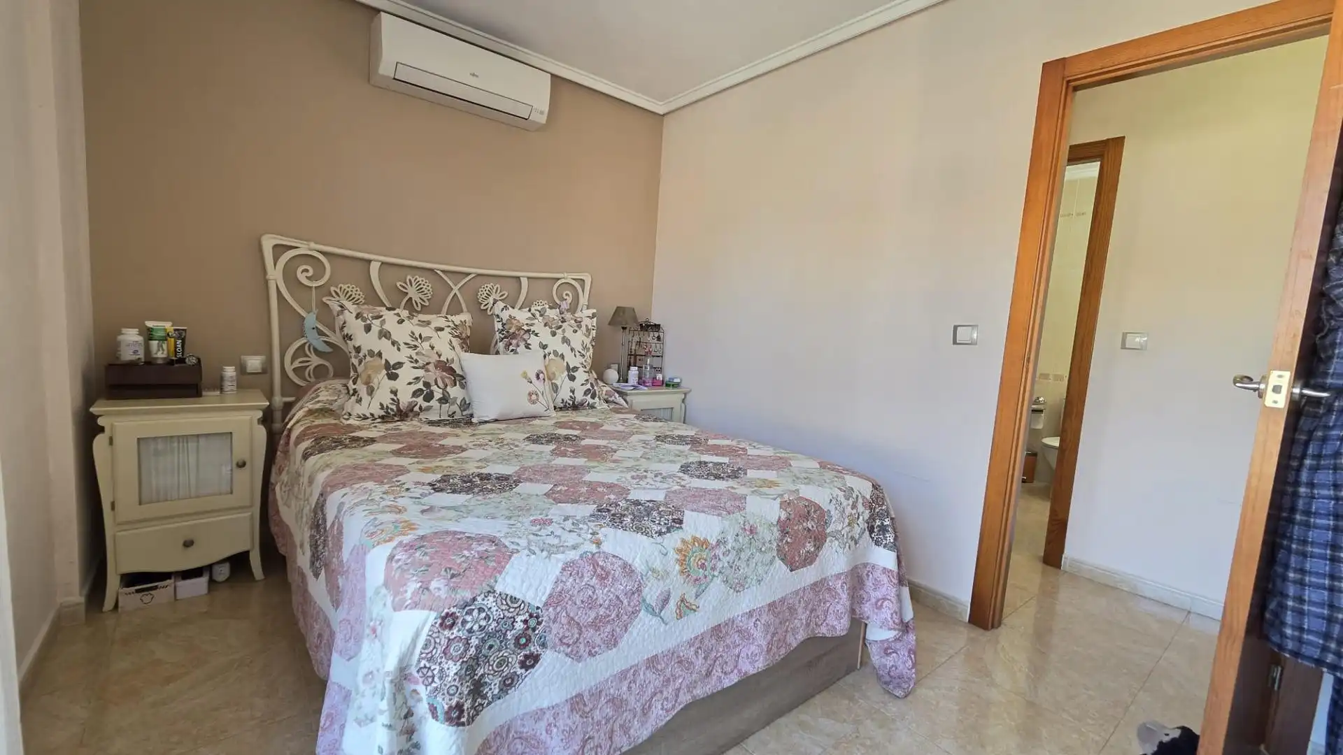 Dormitori de Casa adosada en venda en Torrevieja amb Aire condicionat, Jardí privat i Terrassa