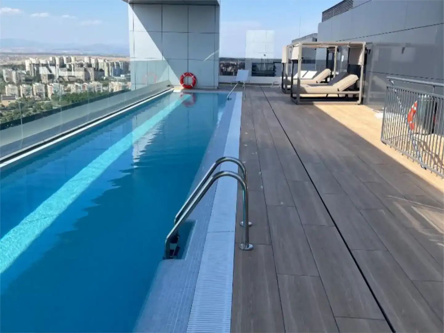 Piscina de Pis de lloguer en Madrid amb Aire condicionat, Jardí privat i Traster