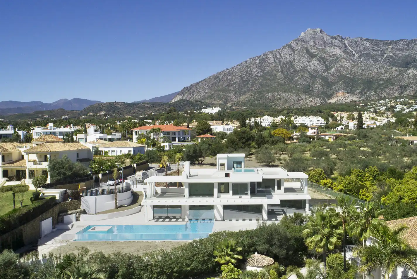 Vista exterior de Casa o xalet de lloguer en Marbella amb Aire condicionat, Jardí privat i Terrassa