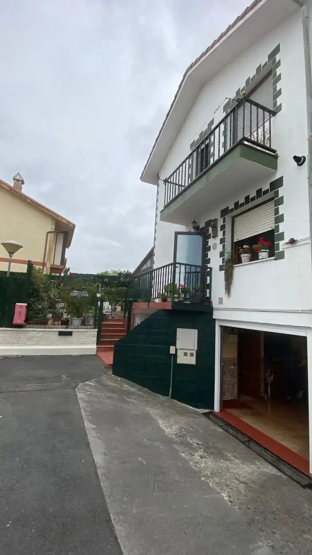 Vista exterior de Casa adosada en venda en Meruelo amb Moblat