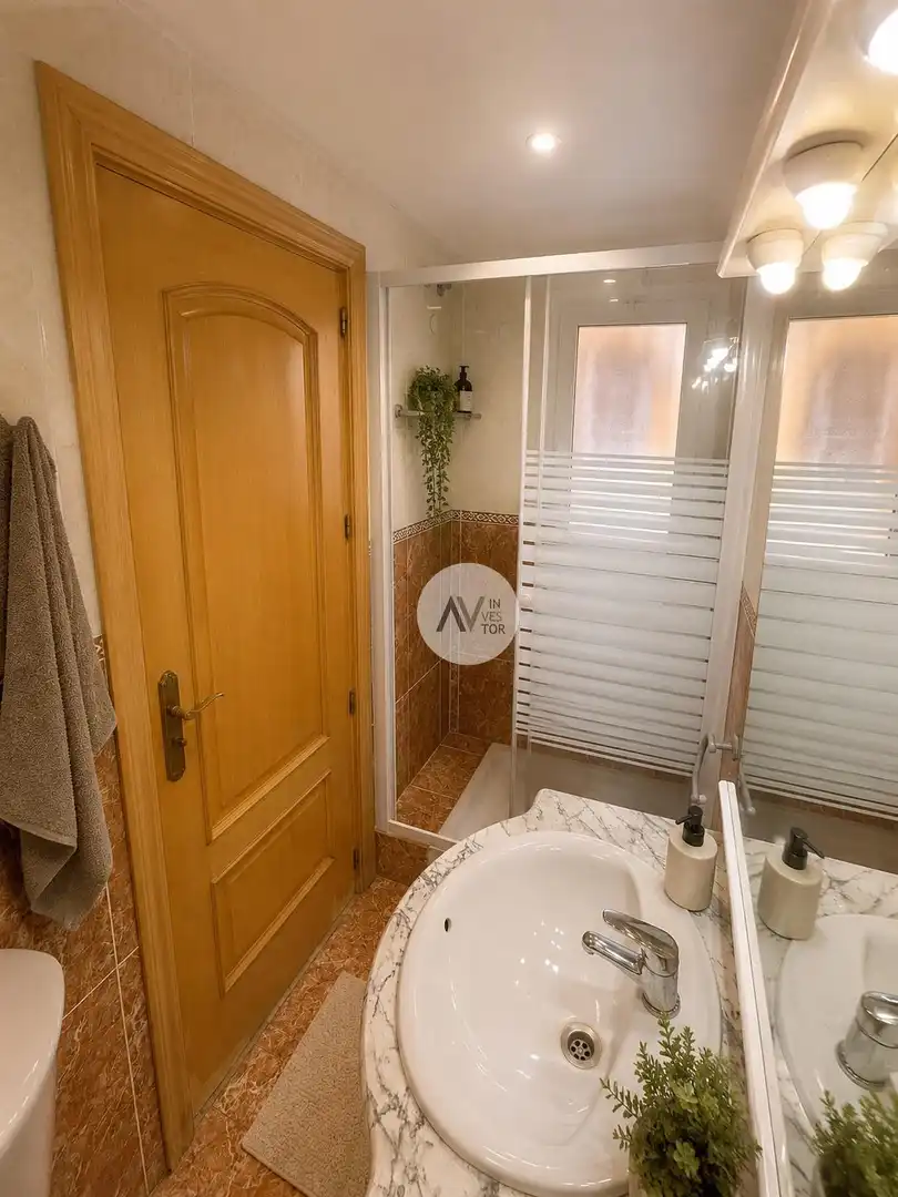 Bathroom of Ground floor for sale in Cornellà de Llobregat  with Air Conditioner, Heating and Terrace