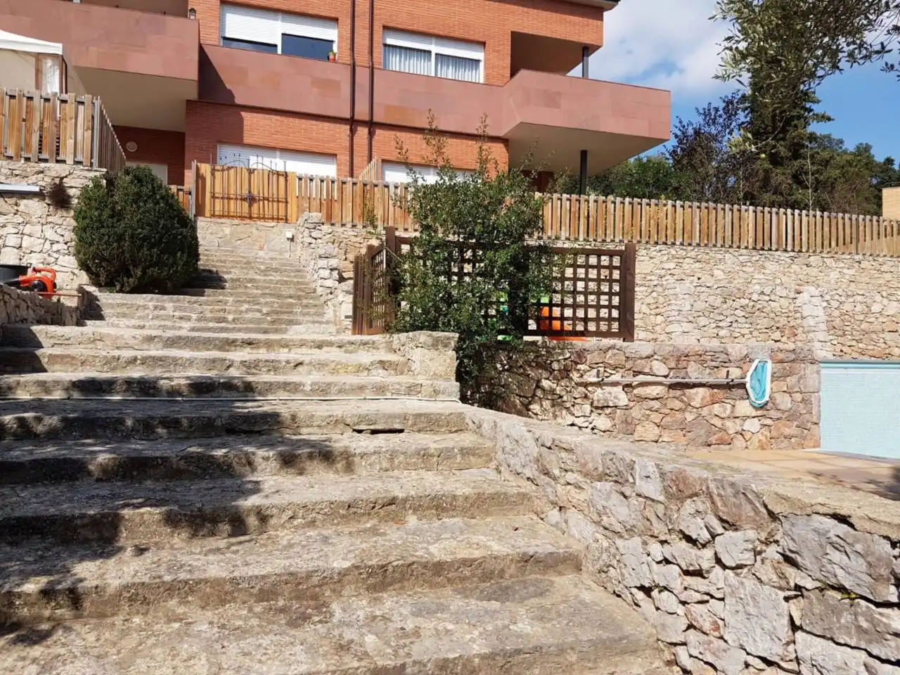 Außenansicht von Einfamilien-Reihenhaus zur Miete in Castellar del Vallès mit Heizung, Privatgarten und Terrasse