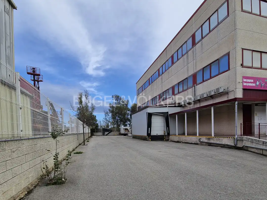 Vista exterior de Nave industrial de alquiler en Castelldefels
