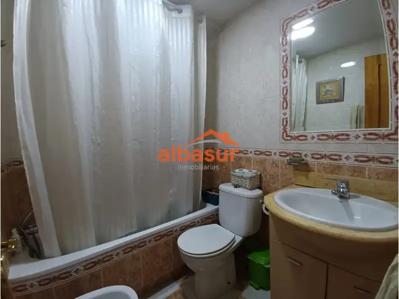Bathroom of Flat for sale in Córdoba  with Air Conditioner and Heating