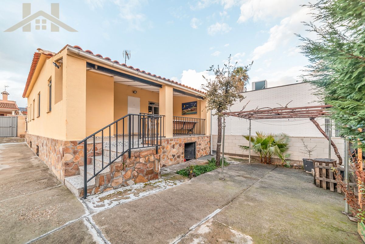 Vista exterior de Casa o xalet en venda en Valdemoro amb Calefacció, Jardí privat i Terrassa