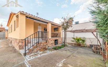 Vista exterior de Casa o xalet en venda en Valdemoro amb Calefacció, Jardí privat i Terrassa