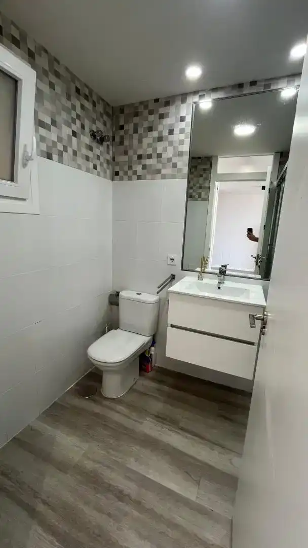 Badezimmer von Wohnung zur Miete in Torrevieja mit Klimaanlage und Balkon