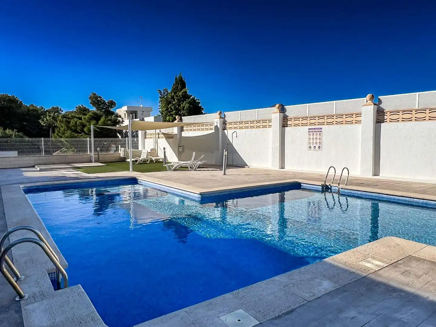 Piscina de Casa adosada en venda en L'Alfàs del Pi amb Aire condicionat, Calefacció i Jardí privat