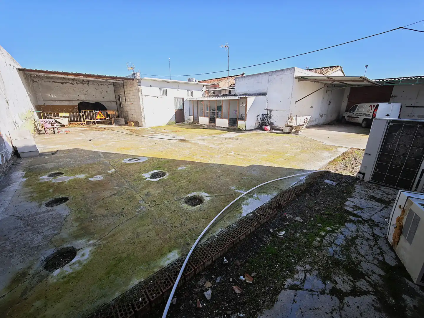 Vista exterior de Casa o xalet en venda en Utrera amb Aire condicionat, Jardí privat i Terrassa