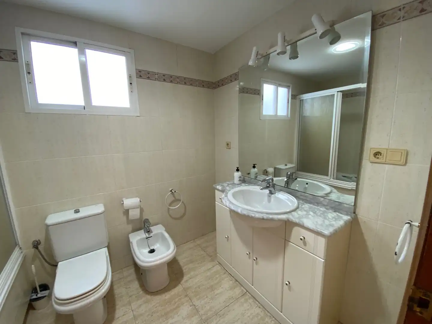 Baño de Piso de alquiler en Elche / Elx con Aire acondicionado, Amueblado y Horno