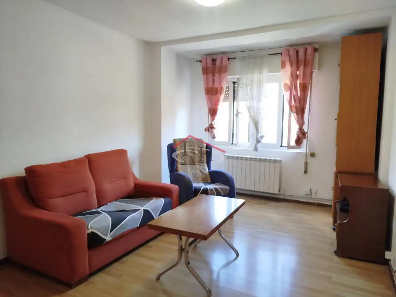 Sala d'estar de Pis en venda en León Capital  amb Calefacció, Parquet i Moblat
