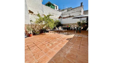 CASA CON GRAN PATIO Y COCHERA.